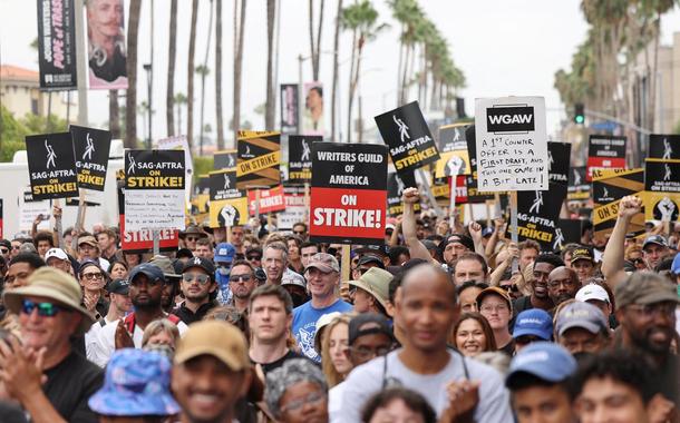 Roteiristas e atores durante greve em Los Angeles