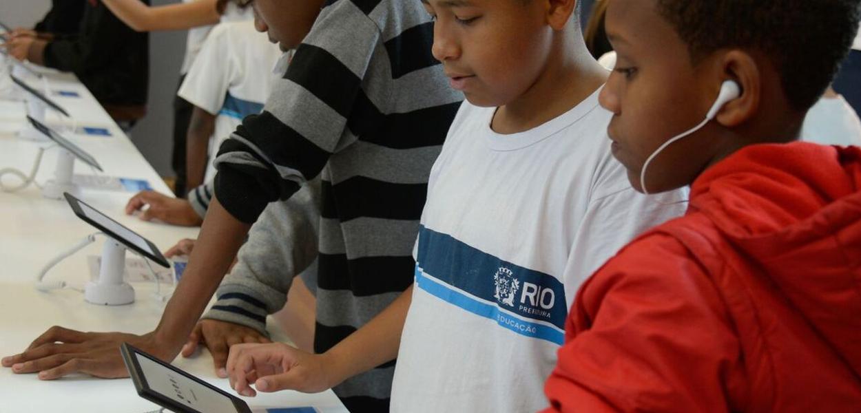 Crianças de escola pública do Rio de Janeiro operam tablets