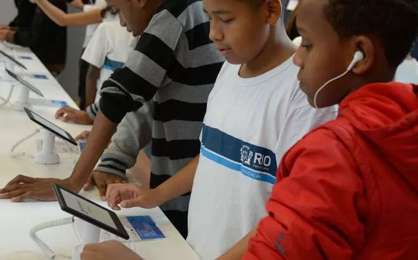 Crianças de escola pública do Rio de Janeiro operam tablets