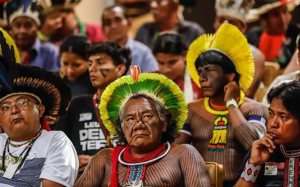 Lideranças indígenas fazem protesto em frente ao Palácio do Planalto contra marco temporal