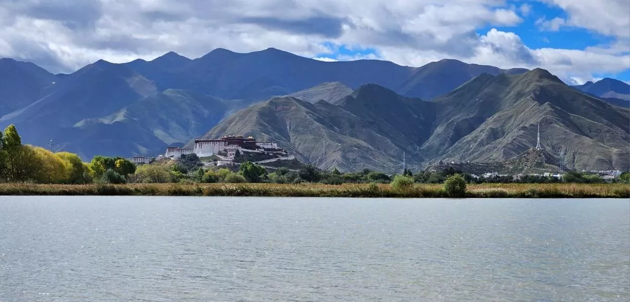 Palácio de Potala é visto do Parque Natural Lalu, Lhasa,  Região Autônoma do Tibete, China, 20 de setembro de 2023