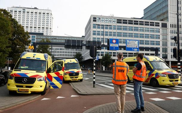 Ambulâncias são vistas após a polícia holandesa ter detido um suspeito de atacar a tiros um hospital universitário em Roterdã
