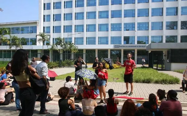Grevistas em frente à reitoria da USP