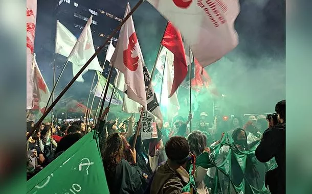 Manifestantes de esquerda reunidos junto ao icônico prédio do MASP, na Avenida Paulista