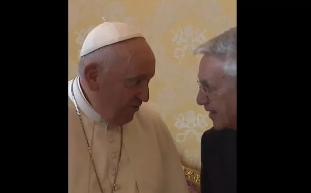 Caetano Veloso recebe bênção do Papa Francisco (vídeo)
