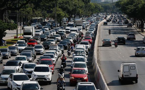 SP tem ponto facultativo e suspende rodízio por greve no transporte