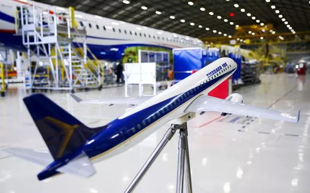 Linha de montagem da fábrica de aviões da Embraer em São José dos Campos