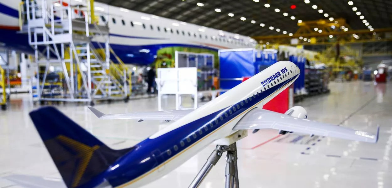 Linha de montagem da fábrica de aviões da Embraer em São José dos Campos