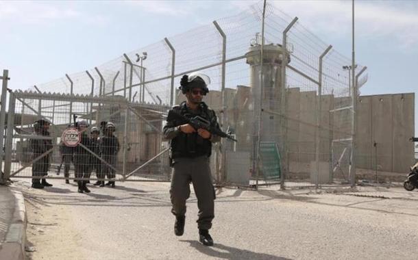 Soldado istaelense fecha posto de controle no norte de Jerusalém