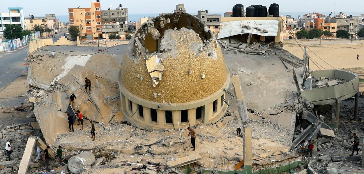 Palestinian inspect a mosque destroyed in Israeli strikes in Khan Younis, in the southern Gaza Strip, October 8, 2023. REUTERS/Ibraheem Abu Mustafa