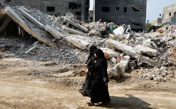 Pessoas fogem de suas casas em meio aos ataques israelenses no sul da Faixa de Gaza, 8 de outubro de 202