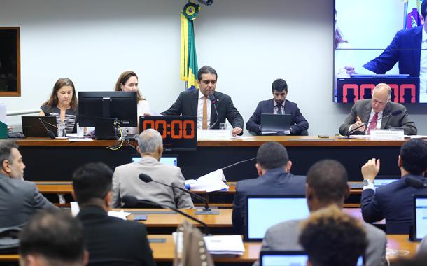 Comissão da Câmara aprova projeto que proíbe casamento entre pessoas do mesmo sexo