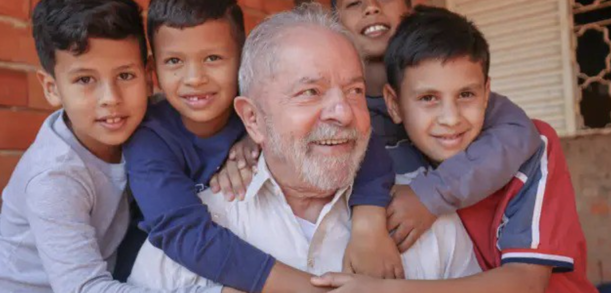 Presidente Lula ao lado de crianças