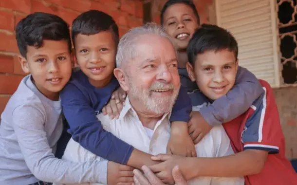 Presidente Lula ao lado de crianças