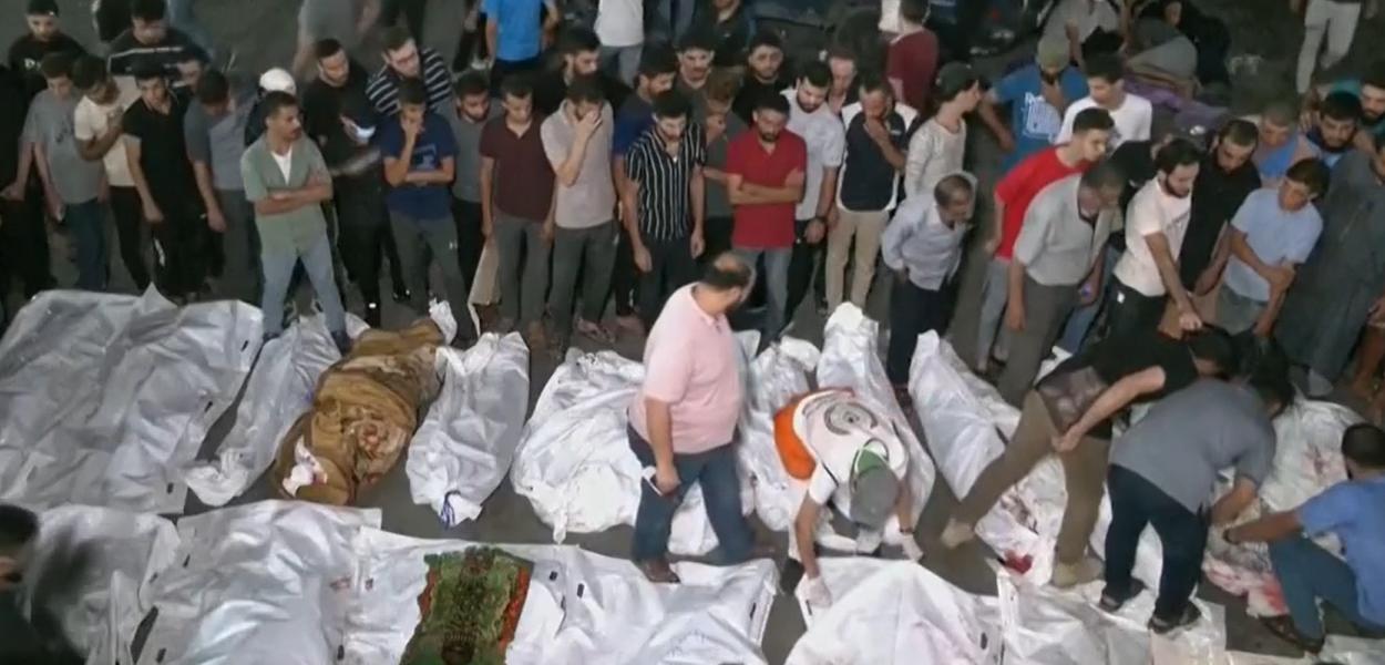Corpos de vítimas são enfileirados no chão do maior hospital de Gaza