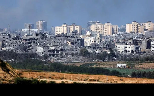 Uma vista mostra prédios destruídos na Faixa de Gaza, vistos a partir da fronteira de Israel com a Faixa de Gaza, no sul de Israel