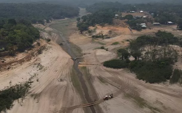 Forte seca atinge o Rio Negro, na floresta amazônica
