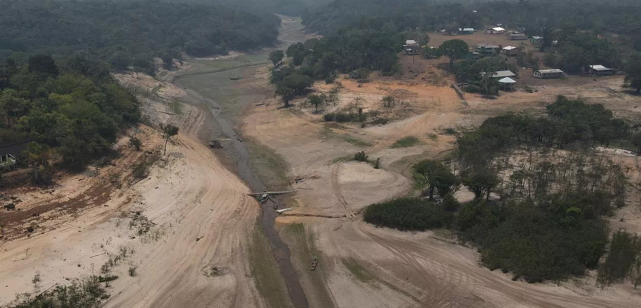 Forte seca atinge o Rio Negro, na floresta amazônica
