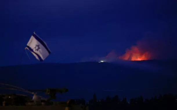 Chama e fumaça no Líbano vistas do norte de Israel

