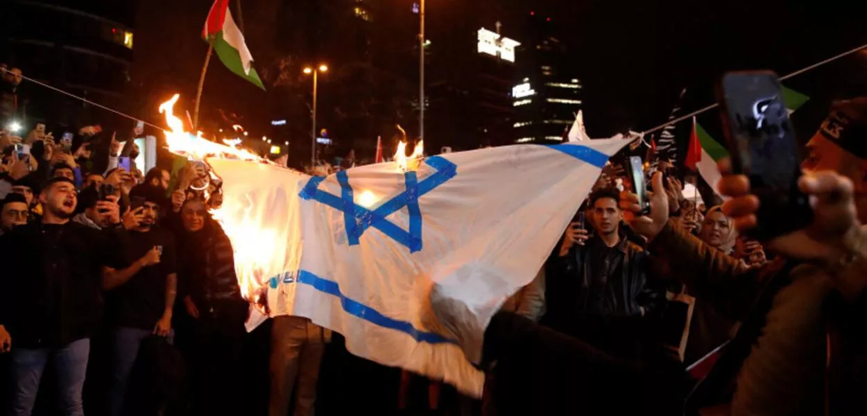 Manifestantes queimam bandeira de Israel 