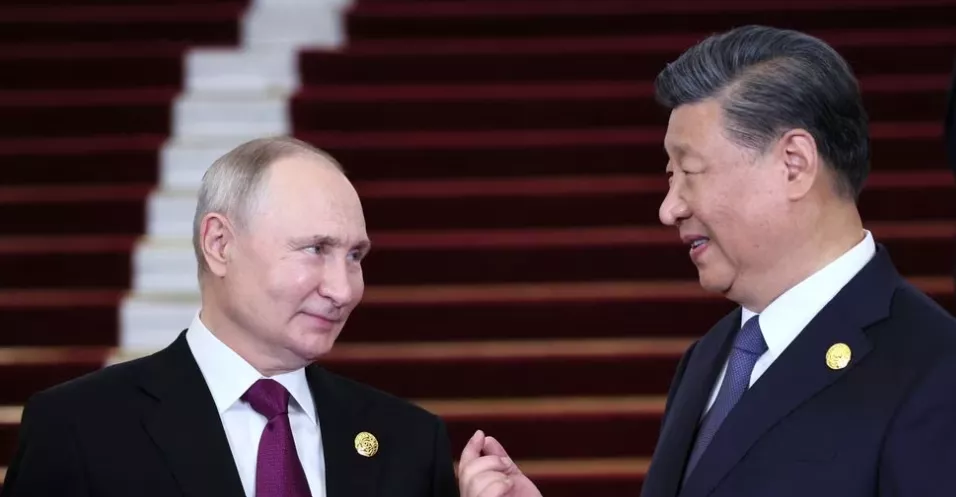 O presidente russo, Vladimir Putin, é recebido pelo presidente chinês, Xi Jinping, durante uma cerimônia em Pequim, China, em 17 de outubro de 2023.