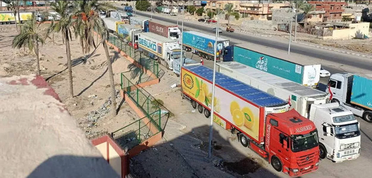 Caminhões com ajuda humanitária ficaram parados na cidade egípcia de Al-Arish