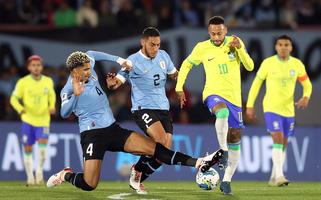 Neymar joga pelo Brasil em partida contra o Uruguai