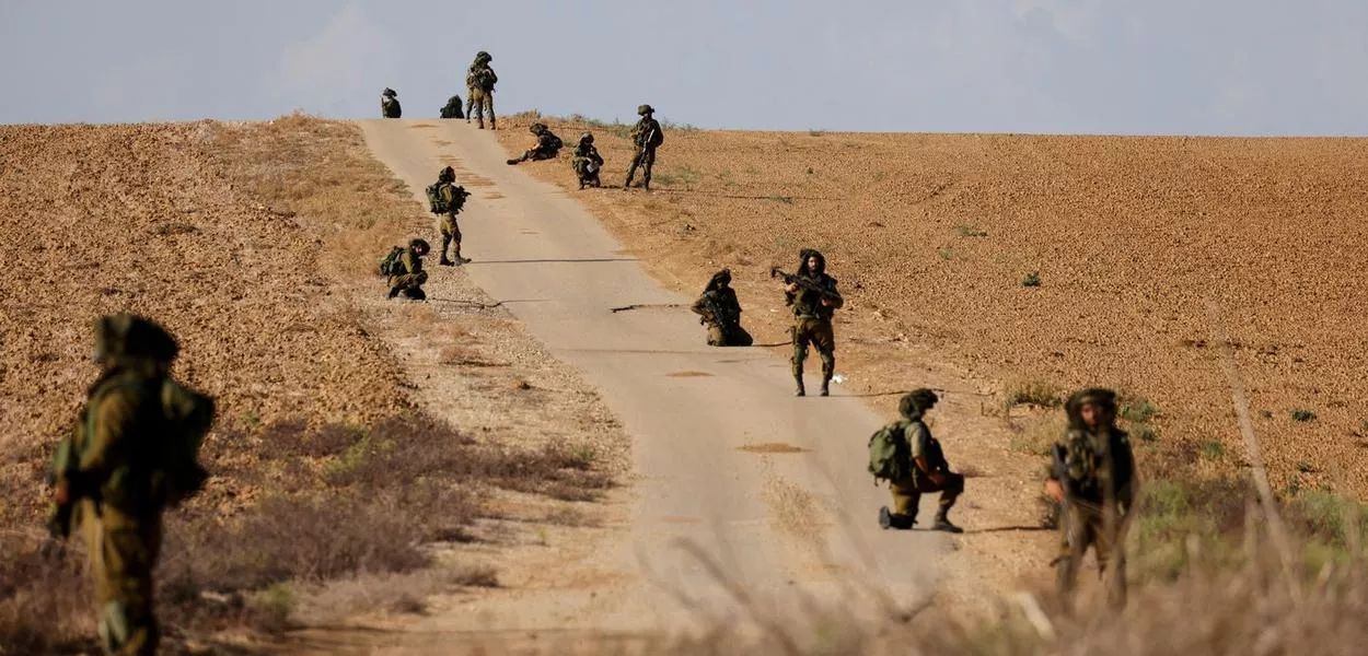 Soldados de Israel patrulham área perto da fronteira com Gaza