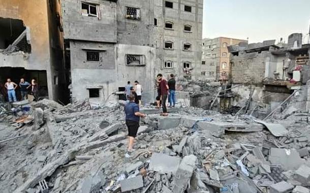 Palestinos se reúnem no local de ataques israelenses a casas em Jabalia, no norte da Faixa de Gaza