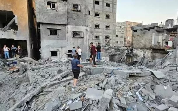 Palestinos se reúnem no local de ataques israelenses a casas em Jabalia, no norte da Faixa de Gaza