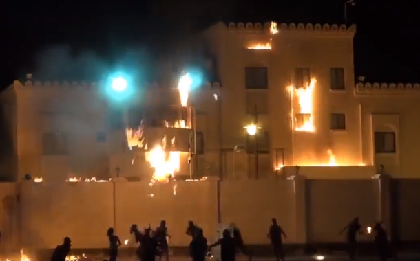 Embaixada de Israel no Bahrein é incendiada em protesto contra massacre em Gaza (vídeo)