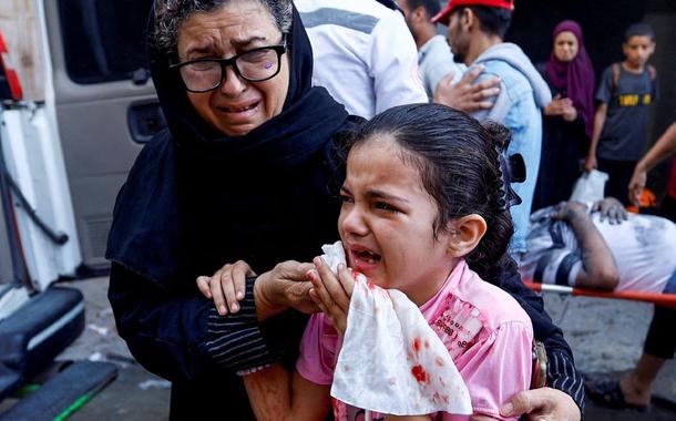 Uma menina palestina chora após os ataques israelenses, em Khan Younis, no sul da Faixa de Gaza, 14 de outubro.