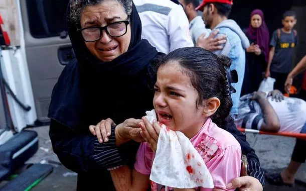 Uma menina palestina chora desesperadamente após os ataques israelenses, em Khan Younis, no sul da Faixa de Gaza, 14 de outubro