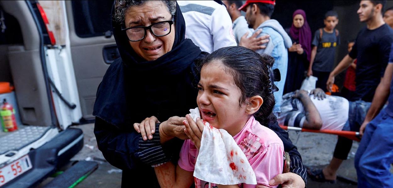 Uma menina palestina chora após os ataques israelenses em Khan Younis, no sul da Faixa de Gaza, 14 de outubro de 2023