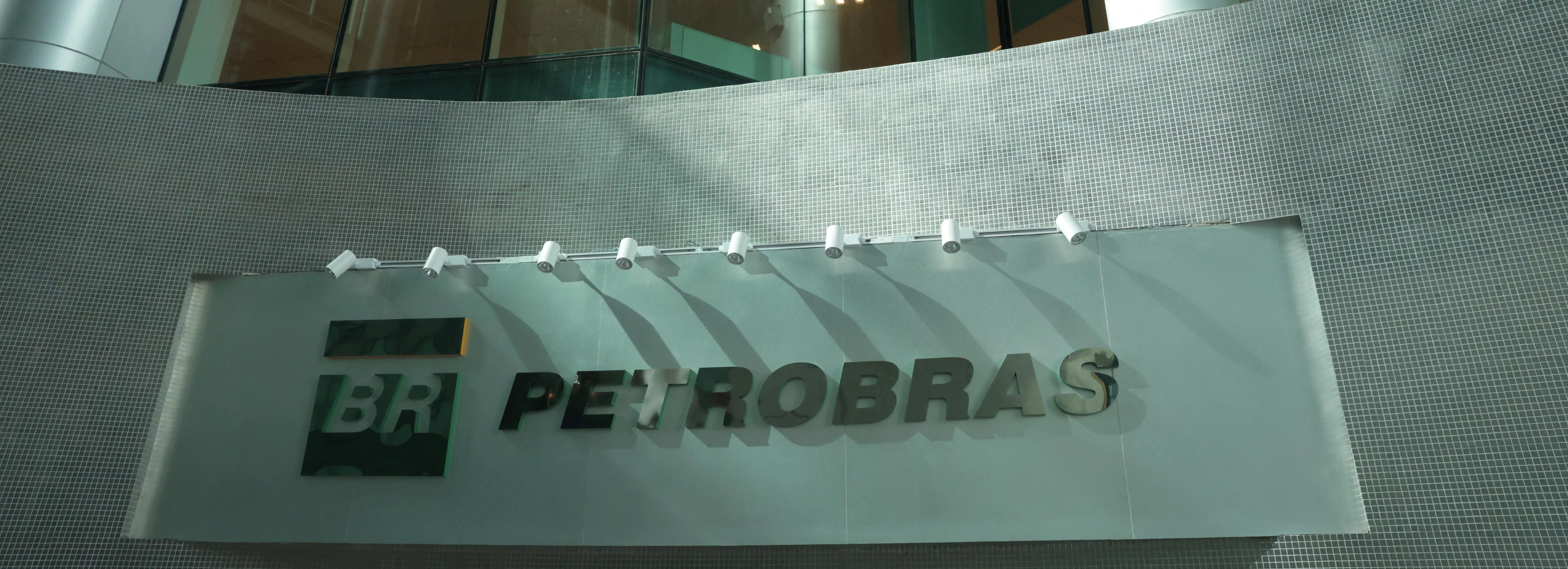 Logo da Petrobras em prédio no Rio de Janeiro