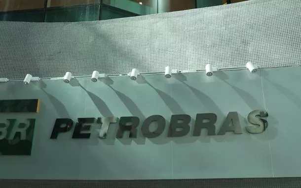 Logo da Petrobras em prédio no Rio de Janeiro