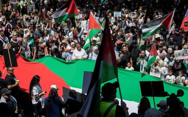 Manifestações a favor dos palestinos reúnem milhares de pessoas pelo mundo neste sábado (vídeos)