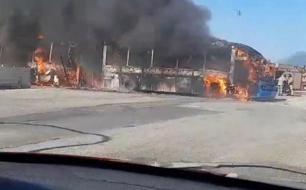 Rio vive onda de terror e 35 ônibus são queimados (vídeo)