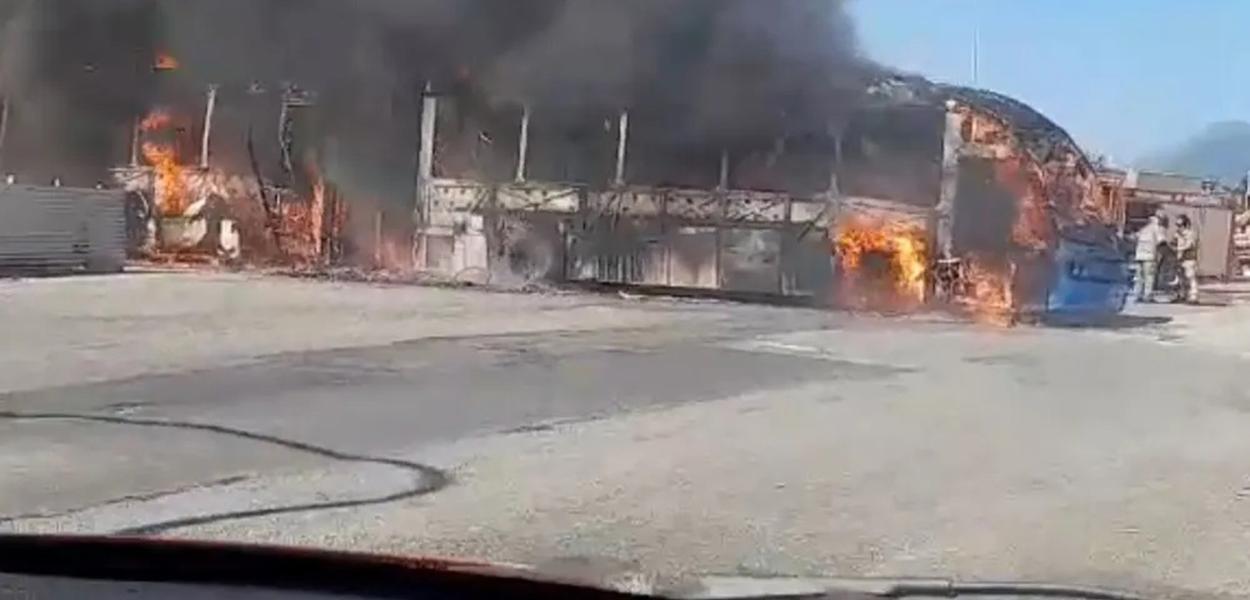 Ônibus é incendiado no estado do Rio 