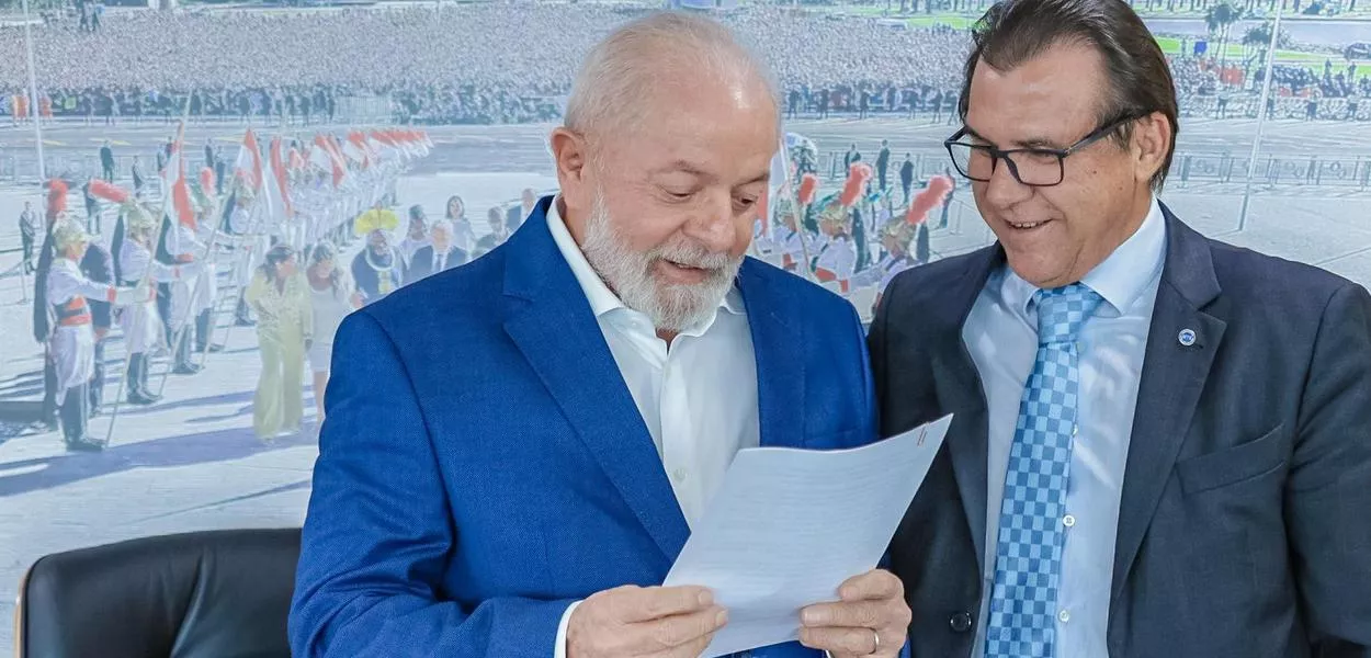 Lula e o ministro do Trabalho e Emprego, Luiz Marinho, no Palácio do Planalto