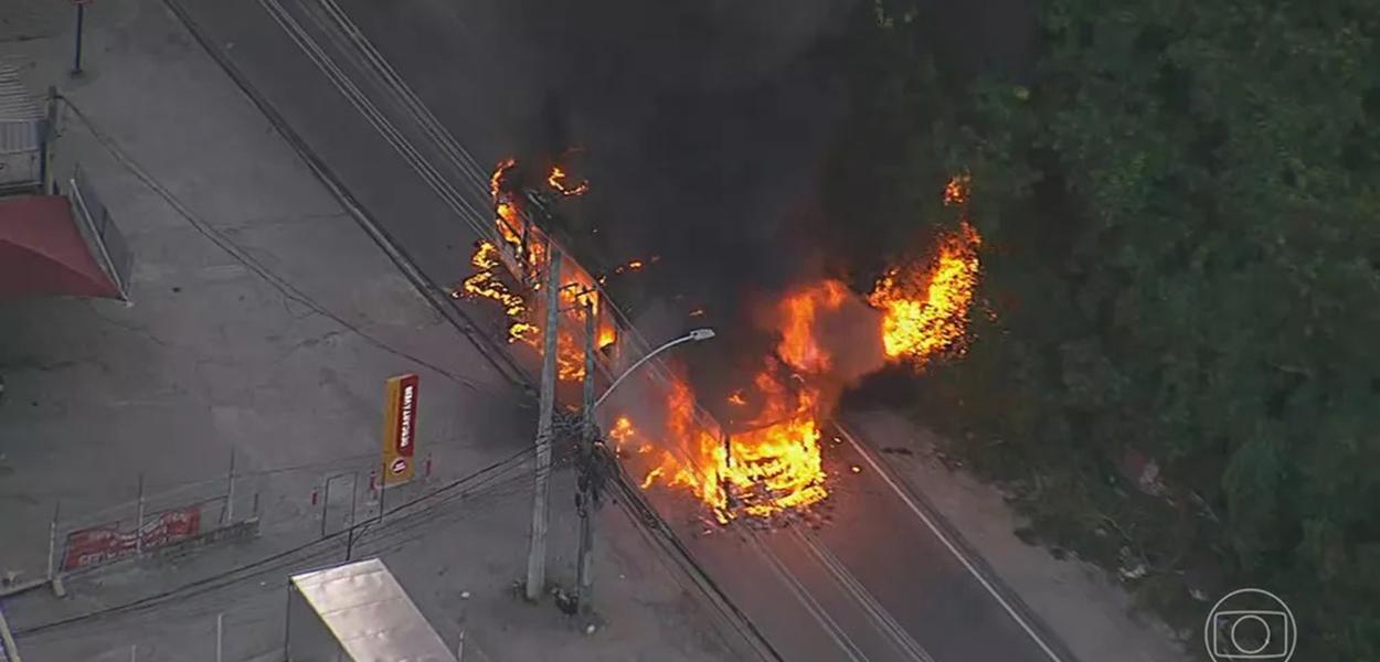 Incêndio em ônibus na cidade do Rio de Janeiro (RJ)