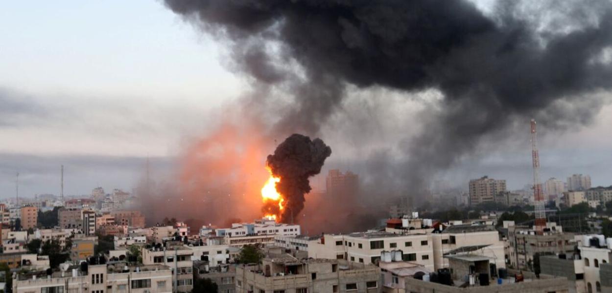 Israel bombardeia Gaza 