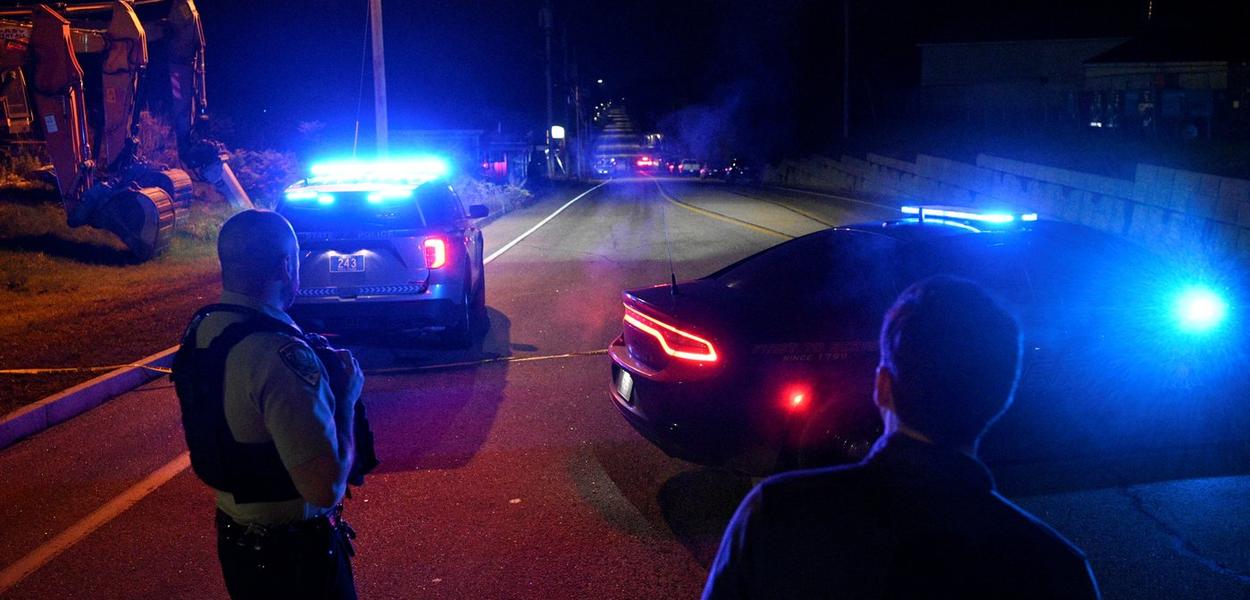 Police close Lincoln Street leading to Schemengees Bar & Grille Restaurant after deadly mass shootings in Lewiston, Maine, U.S. October 26, 2023.  REUTERS/Nicholas Pfosi