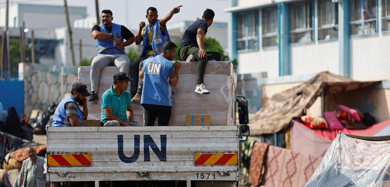 Palestinos recebem ajuda da ONU em Khan Younis
