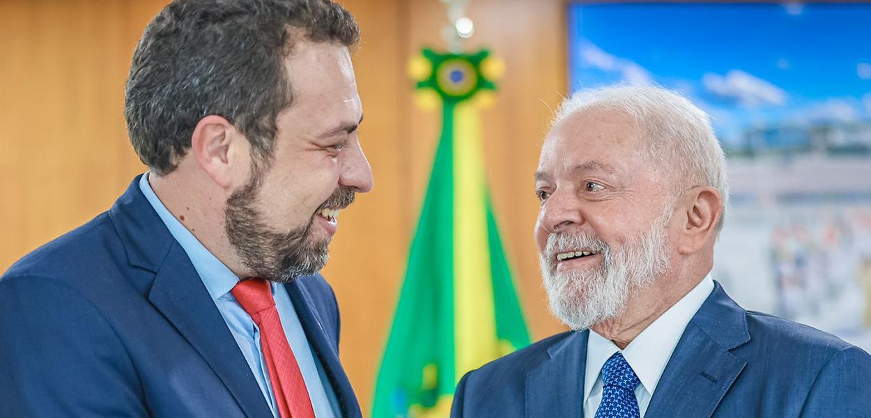 Guilherme Boulos (à esq.) e Luiz Inácio Lula da Silva no Palácio do Planalto, em 25/10/2023