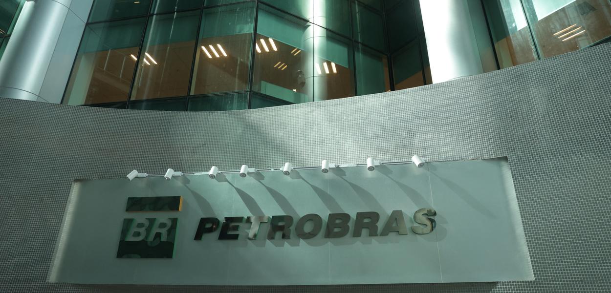 Logo da Petrobrás em prédio no Rio de Janeiro