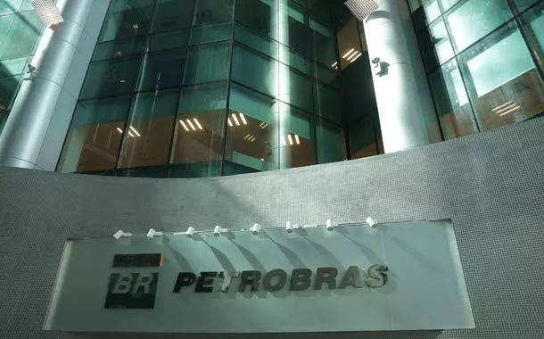 Logo da Petrobrás em prédio no Rio de Janeiro