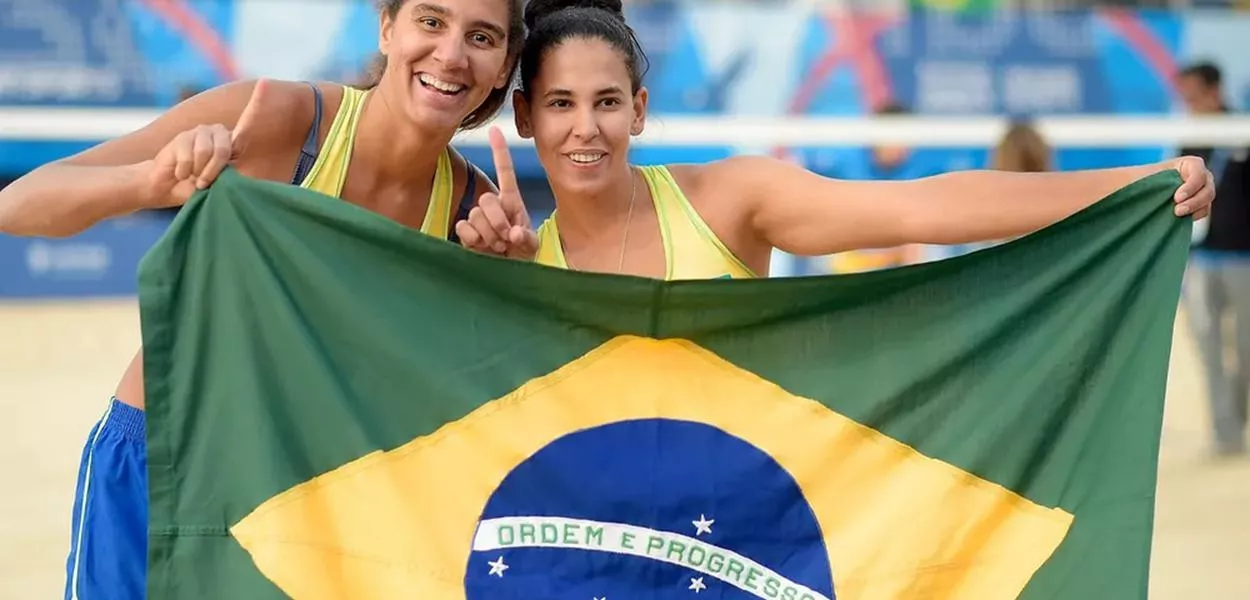 Ana Patrícia (à esq.) e Duda comemoram título em Santiago
