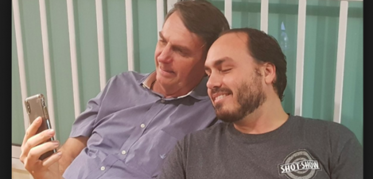 Jair Bolsonaro e Carlos Bolsonaro