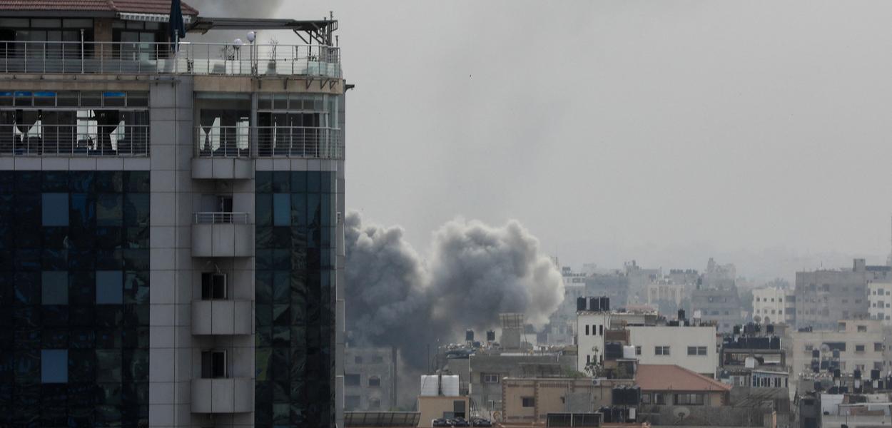 Plumes of smoke rise during Israeli strikes, amid the ongoing conflict between Israel and Palestinian Islamist group Hamas, in Gaza City, October 29, 2023. REUTERS/Yasser Qudih